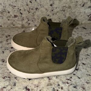 Cat & Jack size 6 Olive Green Kids Boots